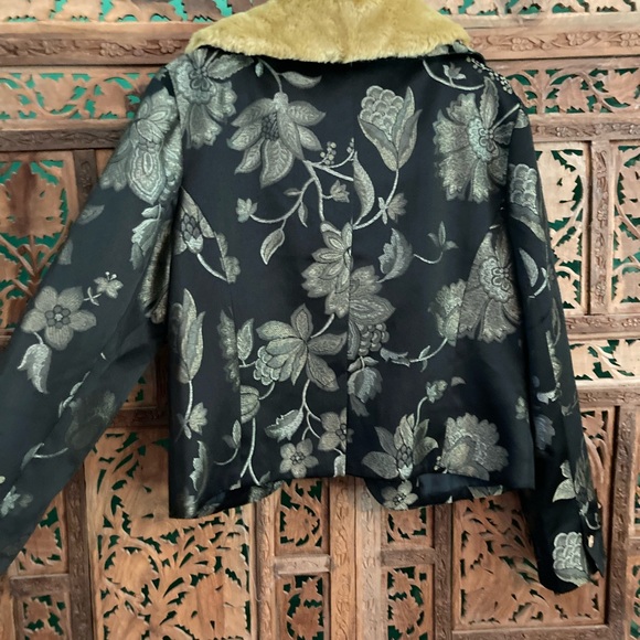 Brocade jacket with fur collar - Picture 10 of 12